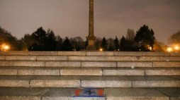 Cmentarz Mauzoleum Żołnierzy Radzieckich przy ul. Żwirki i Wigury w Warszawie, 21 bm. Nieznani sprawcy nanieśli na schodach i płytach ułożonych dookoła centralnego obelisku kilkanaście rysunków przedstawiających swastykę w czarnym kolorze i odciski stóp w czerwonym kolorze na tle flagi państwowej Izraela. PAP/Paweł Supernak 