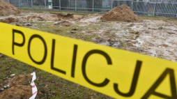 Miejsce znalezienia niezidentyfikowanych szczątków ludzkich w wojskowej części Cmentarza Rakowickiego w Krakowie. 22.03.2017. Fot. PAP/J. Bednarczyk