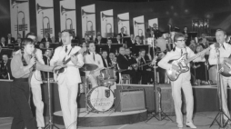 Karin Stanek podczas występu z zespołem "Czerwono-Czarni". 1964 r. Fot. PAP/CAF/J. Tymiński 