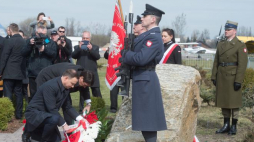 Prezydent Węgier Janos Ader oraz prezydent RP Andrzej Duda składają kwiaty pod tablicą poświęconą Eugeniuszowi Szyklay. Fot. PAP/G. Michałowski