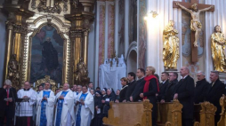 Prezydent Węgier Janos Ader (2L) z małżonką Anitą Herczegh (L) oraz prezydent RP Andrzej Duda (3L) z małżonką Agatą Kornhauser-Dudą (4L) podczas mszy świętej w klasztorze o. jezuitów w Piotrkowie Trybunalskim. Fot. PAP/G. Michałowski