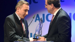 Dyrektor wykonawczy AJC David Harris (P) wręcza nagrodę Jana Karskiego założycielowi Forum Dialogu Andrzejowi Folwarcznemu (L) podczas gali z okazji otwarcia w Polsce biura Komitetu Żydów Amerykańskich. Fot. PAP/R. Pietruszka 