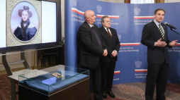 Wicepremier, minister kultury Piotr Gliński (C), ambasador USA w Polsce Paul W. Jones (P) oraz dyrektor Muzeum Narodowego we Wrocławiu Piotr Oszczanowski podczas uroczystości przekazania miniatury Aimee Zoe Lizinki de Mirbel "Portret damy". Fot. PAP/P. Supernak 