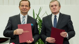 Marszałek województwa podkarpackiego Władysław Ortyl (L) i wicepremier, minister kultury i dziedzictwa narodowego Piotr Gliński podczas uroczystości podpisania umowy na współprowadzenie Filharmonii Podkarpackiej przez MKiDN. Fot. PAP/M. Goclon 