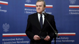 Wicepremier, minister kultury i dziedzictwa narodowego Piotr Gliński podczas uroczystości podpisania umów dla 10 projektów wyłonionych w konkursie dla woj. mazowieckiego w ramach VIII osi priorytetowej "Ochrona dziedzictwa kulturowego i rozwoju zasobów kultury". Fot. PAP/T. Gzell 
