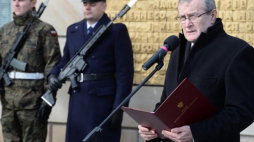 Wicepremier, minister kultury Piotr Gliński podczas obchodów Narodowego Dnia Pamięci Żołnierzy Wyklętych przed dawnym gmachem MBP. Fot. PAP/J. Turczyk