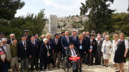 Pielgrzymi przed pomnikiem polskich żolnierzy na wzgórzu cmentarnym na Górze Syjon w Jerozolimie. Źródło: Urząd do Spraw Kombatantów i Osób Represjonowanych