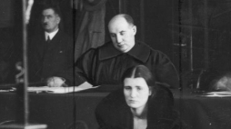 Oskarżona Rita Gorgonowa podczas procesu. Za oskarżoną widoczny jej obrońca Maurycy Axer. Fot. NAC