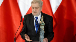 Andrzej Gwiazda z nagrodą im. prezydenta Lecha Kaczyńskiego. Fot. PAP/J. Turczyk