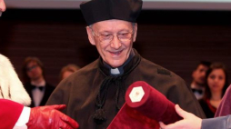 Ks. prof. Michał Heller podczas uroczystości na Uniwersytecie Śląskim. Fot. PAP/A. Grygiel