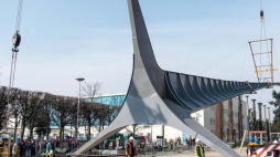 Akcja podnoszenia wrocławskiej iglicy przed Halą Stulecia. Fot. PAP/M. Kulczyński