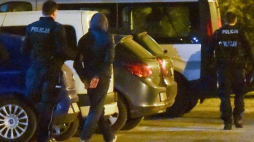 Policja wyprowadza z komendy powiatowej policji w Oświęcimiu jedną z osób zatrzymanych w związku z incydentem na terenie Muzeum Auschwitz. Fot. PAP/J. Bednarczyk