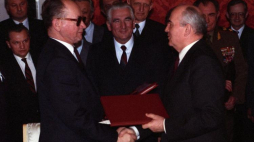 Michaił Gorbaczow przekazuje Wojciechowi Jaruzelskiemu kopie dokumentów dot. Zbrodni Katyńskiej. Moskwa 13.04.1990. Fot. PAP/I. Sobieszczuk