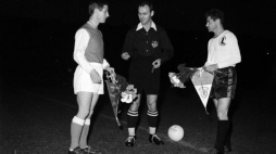 Turniej piłkarski Przeglądu Sportowego - Warszawa maj 1961 r. Mecz Legia - Stade de Reims. Nz. kapitanowie drużyn Raymond "Kopa" Kopaszewski i Lucjan Antoni Brychczy, losują strony boiska. PAP/Z. Matuszewski 