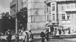 Kotwica na pomniku Lotnika namalowana przez Jana Bytnara. Fot. PAP/CAF