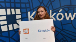 Autorka projektów Dorota Kozak prezentuje planszę ze starym (L) i nowym (P) logo Krakowa. Fot. PAP/J. Bednarczyk