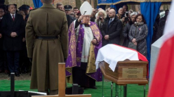 Bp Adam Lepa (C), minister obrony narodowej Antoni Macierewicz (L) podczas uroczystości pogrzebowych Polaków pomordowanych w Lesie Lućmierskim i Zgierzu. Fot. PAP/G. Michałowski 