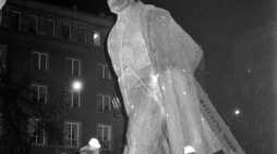 Demontaż pomnika Włodzimierza Lenina w Alei Róż w Nowej Hucie. 10 grudnia 1989 r. Fot. PAP/CAF/M. Sochor