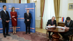 Podpisanie protokołu wymiany zbiorów archiwalnych z Księstwem Lichtensteinu - dokumenty podpisali naczelny dyrektor Archiwów Państwowych dr Wojciech Woźniak (P) i dyrektor Kolekcji Książęcej Liechtensteinów dr Johann Kraeftner (2P) w obecności pary książęcej Liechtensteinu: księcia regenta Alojzego (L) z małżonką księżniczką Zofią (2L) oraz wicepremiera, ministra kultury Piotra Glińskiego (3L). Fot. PAP/M. Obara