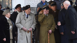 Minister obrony narodowej Antoni Macierewicz i major Wojska Polskiego, żołnierz Armii Krajowej oraz Zrzeszenia Wolność i Niezawisłość mjr Weronika Sebastianowicz ps. Różyczka podczas obchodów Narodowego Dnia Pamięci Żołnierzy Wyklętych w Muzeum Wojska Polskiego w Warszawie. Fot. PAP/R. Pietruszka