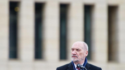 Minister obrony narodowej Antoni Macierewicz podczas uroczystości nadania imienia prezydenta Lecha Kaczyńskiego Bibliotece Głównej Akademii Marynarki Wojennej w Gdyni. Fot. PPA/A. Warżawa