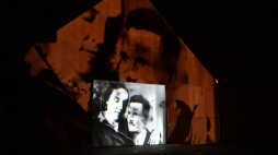 Pokaz na fasadzie Muzeum Polaków Ratujących Żydów podczas II Wojny Światowej im. Rodziny Ulmów w Markowej z okazji pierwszej rocznicy otwarcia placówki. Fot. PAP/D. Delmanowicz 