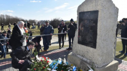 Uczestnicy Marszu Pamięci złożyli kwiaty i zapalili znicze przy głazie z tablicą upamiętniającą pomordowanych Żydów na terenie b. obozu w Płaszowie. Kraków, 19.03.2017. Fot. PAP/J. Bednarczyk