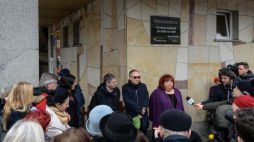  Dyrektor Teatru Żydowskiego Gołda Tencer, wiceprezydent Warszawy Włodzimierz Paszyński (centrum) i rzecznik prasowy Ambasady Izraela Michał Sobelman  podczas uroczystości upamiętniającej 49. rocznicę Marca '68 przed tablicą pamiątkową na Dworcu Gdańskim w Warszawie. Fot. PAP/J. Kamiński