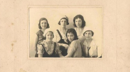 Maria Angelina de Sousa Mendes pierwsza od prawej w dolnym rzędzie. Fot. Archiwum rodziny Sousa Mendes