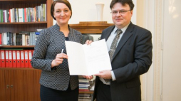 Dr Łukasz Michalski odebrał z rąk wiceminister kultury i dziedzictwa narodowego prof. Magdaleny Gawin nominację na stanowisko dyrektora Państwowego Instytutu Wydawniczego. Fot. MKiDN/Danuta Matloch