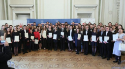 Zdjęcie grupowe stypendystów XIV edycji Programu Stypendialnego Ministra Kultury i Dziedzictwa Narodowego "Młoda Polska". Fot. PAP/L. Szymański 
