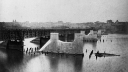 Warszawa 1862 r. Budowa mostu Kierbedzia, pierwszego warszawskiego stalowego mostu na Wiśle. Fot. PAP/Reprodukcja