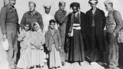 Armia Polska na Bliskim Wschodzie: polscy żołnierze z Palestyńczykami. 1942 r. Fot. NAC