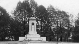 Pomnik Gabriela Narutowicza na placu Blichowym w Bielsku. Lata 1929-1938. Źródło: NAC