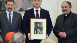 Prezydent Andrzej Duda (C) oraz prezes Fundacji im. Brata Alberta ks. Tadeusz Isakowicz-Zaleski (P) i autor ormiańskiego pochodzenia Bogdan Kasprowicz podczas spotkania z przedstawicielami społeczności ormiańskiej mieszkającej w Polsce. Fot. PAP/J. Kamiński 