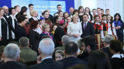 Prezydent Andrzej Duda (C-P) z żoną Agatą Kornhauser-Dudą (C-L) oraz biskup ordynariusz w Kamieńcu Podolskim Leon Dubrawski (obok z lewej) podczas podsumowania akcji pomocy Polakom na Wschodzie. Fot. PAP/L. Szymański