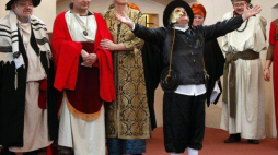 Pokaz obchodów święta Purim w zabytkowej synagodze w Tykocinie. 2013 r. Fot. PAP/A. Reszko