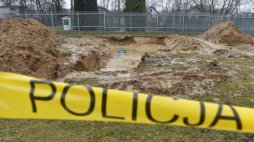 Miejsce znalezienia niezidentyfikowanych szczątków ludzkich w wojskowej części Cmentarza Rakowickiego w Krakowie. 22.03.2017. Fot. PAP/J. Bednarczyk