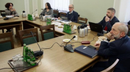 Członkowie Rady Mediów Narodowych: przewodniczący Krzysztof Czabański (C), Elżbieta Kruk (L), Juliusz Braun (P) i Grzegorz Podżorny (2P) i Joanna Lichocka (2L). Fot. PAP/T. Gzell