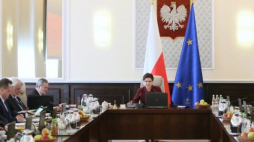Premier Beata Szydło (C) wśród ministrów przed posiedzeniem rządu w KPRM. Warszawa, 14.03.2017. Fot. PAP/L. Szymański 