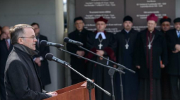 Wiceminister kultury i dziedzictwa narodowego Jarosław Sellin podczas uroczystości upamiętniających 75. rocznicę pierwszych masowych deportacji Żydów do niemieckiego obozu zagłady w Bełżcu. Fot. PAP/W. Pacewicz 