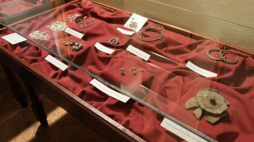 Prezentacja Skarbu spod Susza w Muzeum Warmii i Mazur w Olsztynie. Pochodzący z XI w. gliniany garnek pełen wczesnośredniowiecznych monet i srebrnych ozdób znalazł mieszkaniec Prabut Zbigniew Krysiński. 2011 r. Fot. PAP/A. Starus