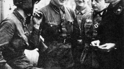Niemieccy i sowieccy żołnierze na linii demarkacyjnej . Wrzesień 1939 r. Fot. PAP 