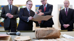 Uroczyste przekazanie do zasobu archiwalnego IPN dokumentów stanowiących prawdopodobnie część kartoteki wywiadu Armii Krajowej w Muzeum Ziemi Sochaczewskiej i Pola Bitwy nad Bzurą w Sochaczewie. PAP/Bartłomiej Zborowski 