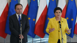 Premier RP Beata Szydło (P) i wiceminister spraw zagranicznych Konrad Szymański (L) podczas konferencji prasowej w Rzymie. Fot. PAP/R. Pietruszka