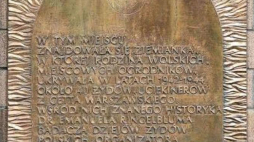 Pamiątkowa tablica w miejscu, gdzie znajdował się bunkier "Krysia". Fot. A. Grycuk  Źródło: Wikimedia Commons