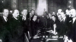 Podpisanie traktatu ryskiego. Ryga, 18.03.1921. Źródło: Wikimedia Commons