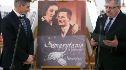 Marszałek Sejmu Marek Kuchciński i poseł PiS Marek Gołojuch podczas otwarcia wystawy "Samarytanie z Markowej". Fot. PAP/L. Szymański 