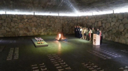 Polska delegacja państwowa wspólnie ze Sprawiedliwymi Wśród Narodów Świata składa wieniec w Izbie Pamięci Yad Vashem. Źródło: Urząd do Spraw Kombatantów i Osób Represjonowanych