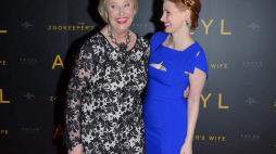 Odtwórczyni roli Antoniny Żabińskiej - Jessica Chastain (P) oraz córka państwa Żabińskich - Teresa Żabińska-Zawadzki (L). Fot. PAP/S. Leszczyński